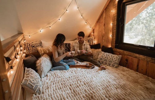 Mariposa House | Lovers nest by Casa Oso with hiking trails/pond