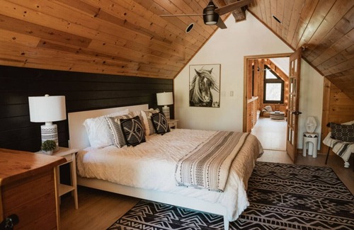 Mariposa House | Lovers nest by Casa Oso with hiking trails/pond