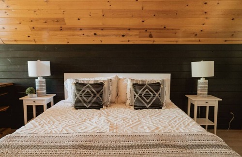 Mariposa House | Lovers nest by Casa Oso with hiking trails/pond