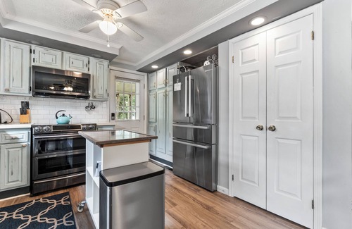 Mayhew House | Lovin’ Lake Livin’ – A Must-See!