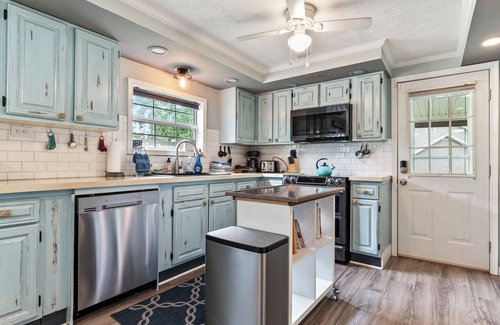 Mayhew House | Lovin’ Lake Livin’ – A Must-See!