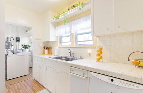 View Park-Windsor Hills House | Lovingly Restored Bungalow located near SOFI Stadium.
