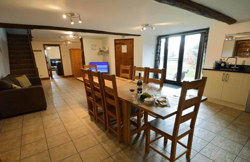 Honiton House | Lower Curscombe Barn - Beautiful 400-year-old threshing barn. Pet-friendly.