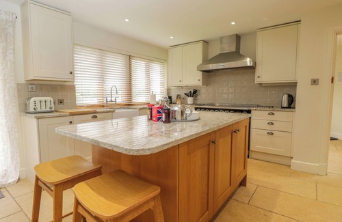 Witney Cottage | LOWER FARM BARN, pet friendly, luxury holiday cottage in Bampton