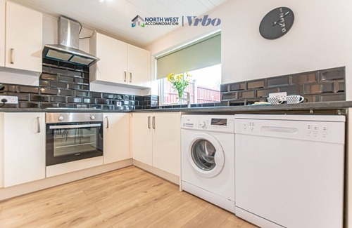 Lowton House | Lowton Spacious 4BR House | Ideal for Long Stays | Contractors &Families Welcome