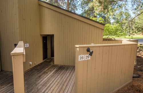 Black Butte Ranch Condo | LR029 | Lodge Condo located at the Lodge with private fenced in patio.