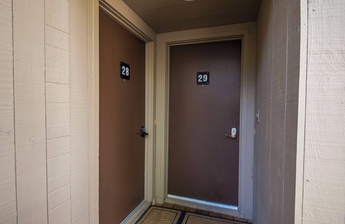 Black Butte Ranch Condo | LR029 | Lodge Condo located at the Lodge with private fenced in patio.