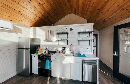Dillon Cabin | lturas 2: New Modern 2BR Cabin, Big Windows for Big Mountain Views