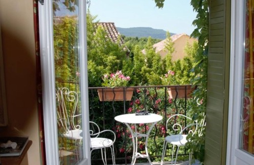 Mallemort House | LUBERON room with independent access, on the 1st floor of a village house