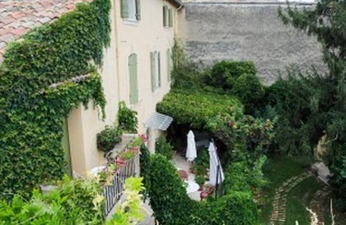 Mallemort House | LUBERON room with independent access, on the 1st floor of a village house