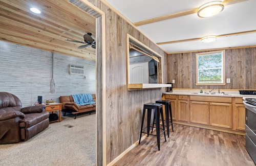 Glenwood Cabin | Lucky's Canoe & Kayak Cabin #2 - Caddo River Access!