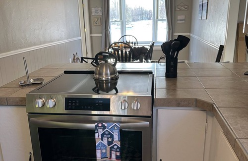 Wilson House | Lucy's Lake House, Lake view, One block from Lake Ontario, Peaceful & Spacious
