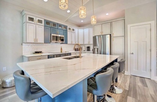 Ludington House | Ludington Beach Casita - 4 blocks from Ludington Beach and close to Marinas.