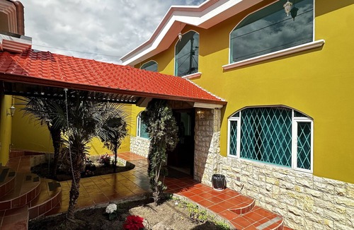 Tumbaco House | Lujosa Casa Cerca del Aeropuerto en Centro de Tumbaco