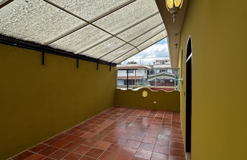 Tumbaco House | Lujosa Casa Cerca del Aeropuerto en Centro de Tumbaco