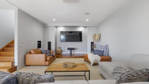 Korora House | Lumière - Large Modern Family Home, Pool, Beach