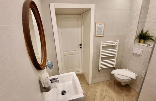 Historic Center Hotel | Lumiere House Sibiu-Habitación con cama extragrande.