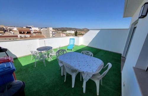 Montroi House | Luminoso ático dúplex con terraza de césped
