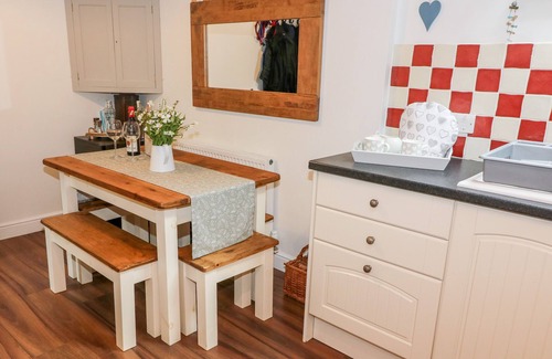 Kirkby Lonsdale Cottage | LUNE COTTAGE, pet friendly, with a garden in Kirkby Lonsdale