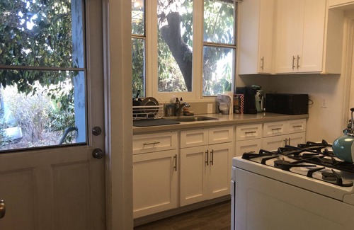 Larchmont House | Lush 2x2 Bungalow w/yard near Larchmont Village!