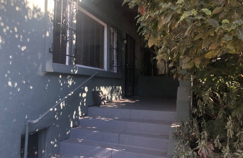 Larchmont House | Lush 2x2 Bungalow w/yard near Larchmont Village!