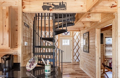 Pigeon Forge Cabin | Lush Comfort, great for couples or small family, Huge Deck w/Privte Hot Tub