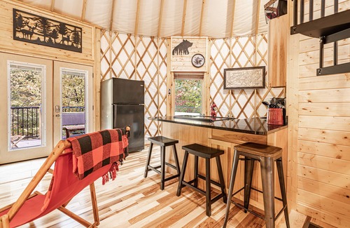 Pigeon Forge Cabin | Lush Comfort, great for couples or small family, Huge Deck w/Privte Hot Tub