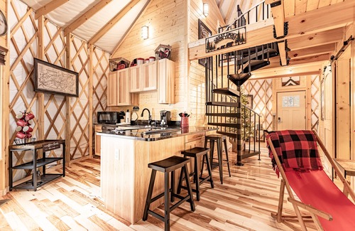 Pigeon Forge Cabin | Lush Comfort, great for couples or small family, Huge Deck w/Privte Hot Tub