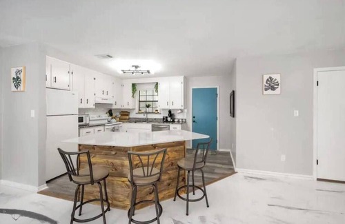 West Pensacola House | Lush Lounge~Fire Pit~BBQ~Family
