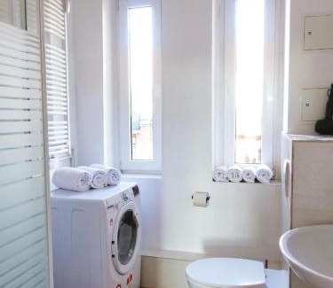 Bahnhofsviertel Apartment | Luvonio Apartments - modern & zentral mit WLAN, 55 Zoll Smart TV & DeLonghi Kaffeeautomat