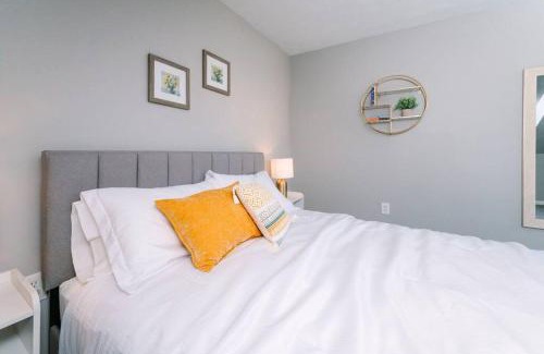 Pittsburgh House | LUX 2.3k SQFT, Game Room, Parking, Sleeps 10 Plus