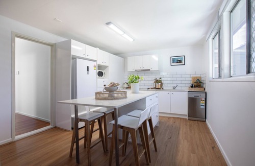 East Brisbane House | Lux 4b2b Queenslander by The Gabba