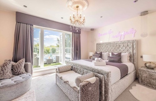 Winkfield House | Lux 6-Bedroom Windsor Home|Large Garden|Driveway