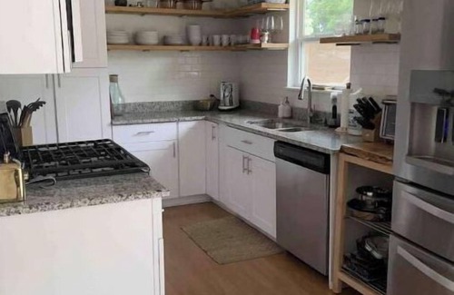 Sweetbriar House | Lux Boho Chic FREE Parking, Wi-Fi, Mins to Soco/DT