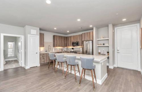 Katy Apartment | Lux & Cozy 2 Bdrm Suite - Resort Pool - Houston