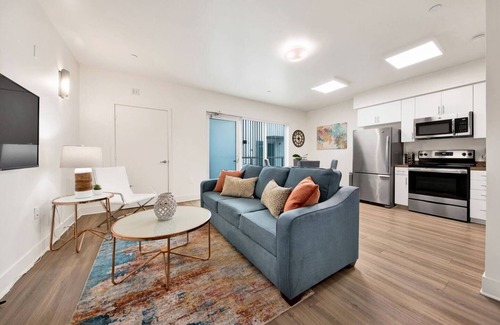 Moorpark Apartment | Lux Dtwn Glendale Laundry Parking Gym Americana