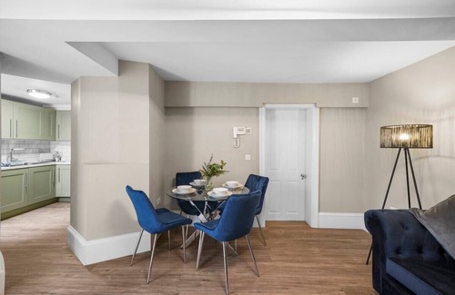Wakefield Apartment | Lux Georgian House in Yorkshire - Parking - Garden