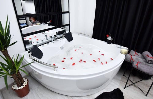 Craiova Apartment | Lux: Jacuzzi Pat Rotund Semineu Oglinda pe Tavan