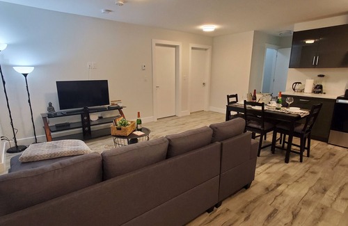 Delta House | Lux Modern 2bd Radiant Suite+Free Parking