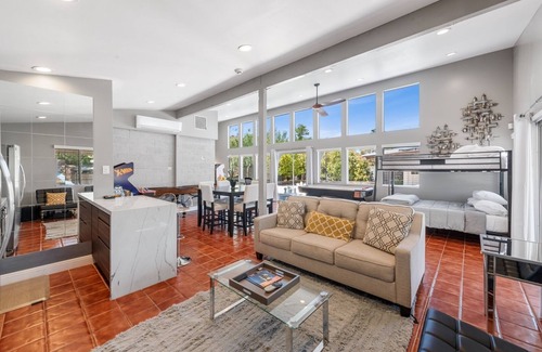 Canyon Gate House | LUX Modern Villa,City Center, Pool,Spa,Game Rm,Basketball,Pickle ball,Pool house