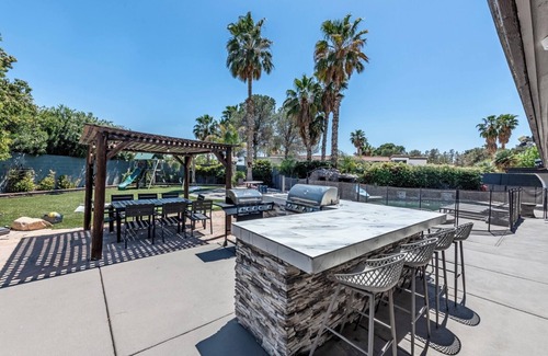 Canyon Gate House | LUX Modern Villa,City Center, Pool,Spa,Game Rm,Basketball,Pickle ball,Pool house