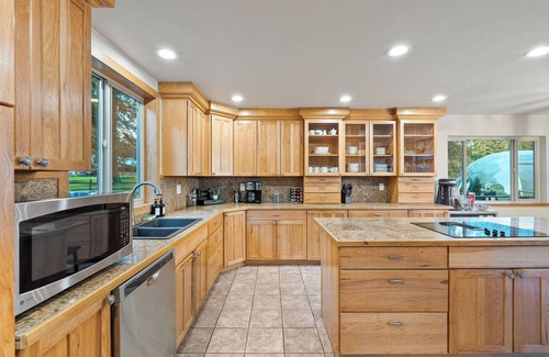 Olney Cabin | Lux Riverfront Cabin w/Hot Tub