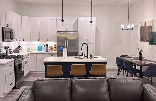 Kempwood House | Lux Rustic 3BR Family Townhouse Near DT/Galleria/Airport and More!