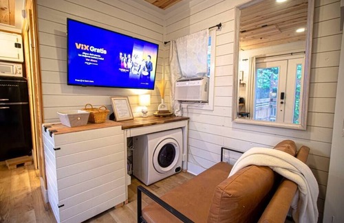 Columbia House | Lux Tinyhome near DT/USC/Ft. J.