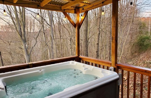 New Plymouth Cabin | Lux Tranquil Escape! Sauna,Hot Tub,Dog Welcoming!