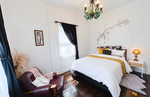 George Town Bed & Breakfast | Lux. Waterfront Cottage, Amazing Water Views/Fire Pit/Central/5km-MTB & Beach