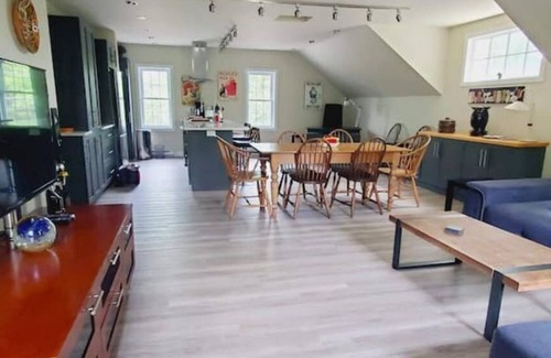 Knowlton Apartment | LuxAetre - Spacious renovated apartment in the heart of Knowlton