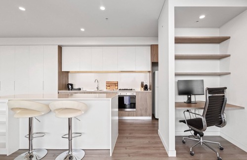 Lidcombe Apartment | Luxe 2-Bed: Modern Interiors, Balcony & BBQ Area