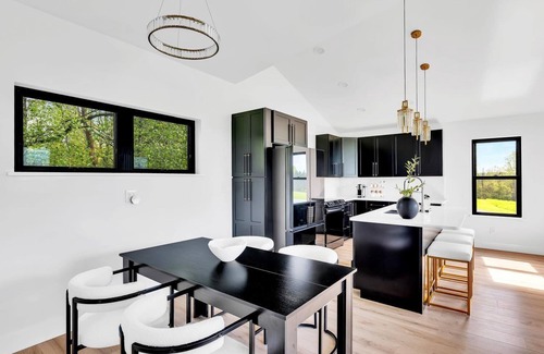 Tully House | Luxe 2-bedroom House, Firepit, Speakeasy, EV Charger, 1911Beak&Skiff & orchards