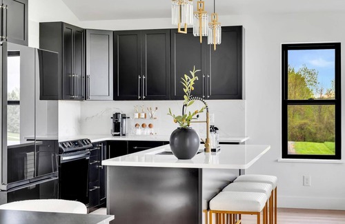 Tully House | Luxe 2-bedroom House, Firepit, Speakeasy, EV Charger, 1911Beak&Skiff & orchards